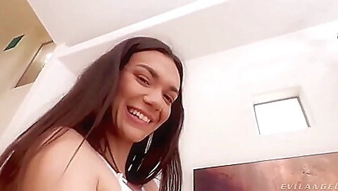 Big ass brunette has a fantastic ass and a fantastic body