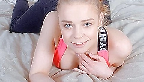 A gorgeous girl with a big ass gets her cum in her mouth