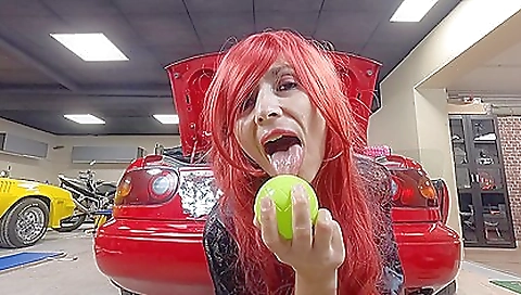 Redhead babe with a big booty plays with her booty