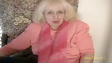 Granny with hairy pussy uses a vibrator in hd video